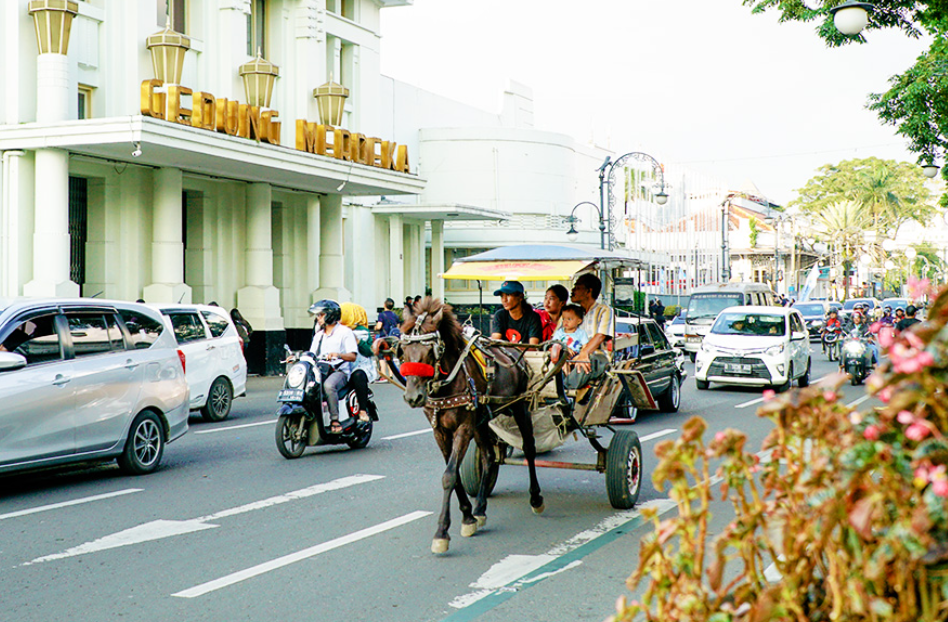 Wisatawan menikmati jalanan di Braga dengan naik delman (Ardiwebs &ndash; Shutterstock)