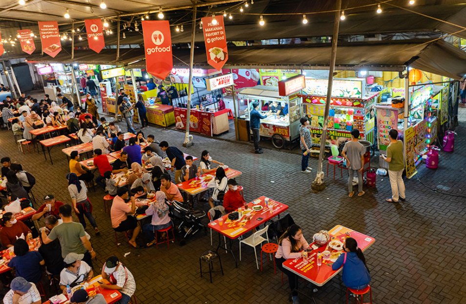 Ramainya Sudirman Street di malam hari (Galih Yoga &ndash; Shutterstock)