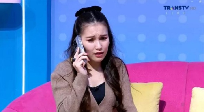 Artis Kondang Ayu Ting Ting saat di acara Brownis Trans TV.