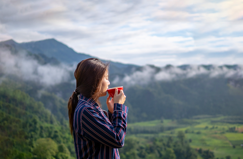 Menikmati liburan di puncak bukit yang asri (Therayat &ndash; Shutterstock)