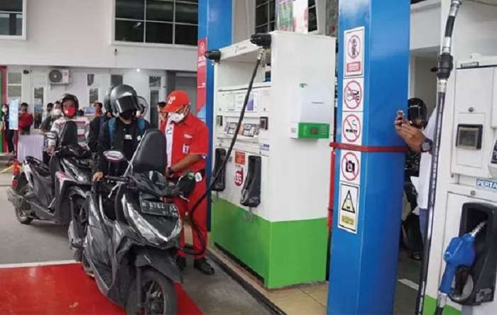Seorang pengendara motor sedang mengisi bensin di SPBU. (Radar Solo/ JPG)