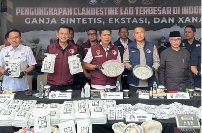 Kabareskrim Polri Komjen Pol. Wahyu Widada (tengah) ketika menunjukkan barang bukti berupa pil ekstasi saat jumpa pers pengungkapan pabrik narkotika sintetis di Kota Malang, Jawa Timur.