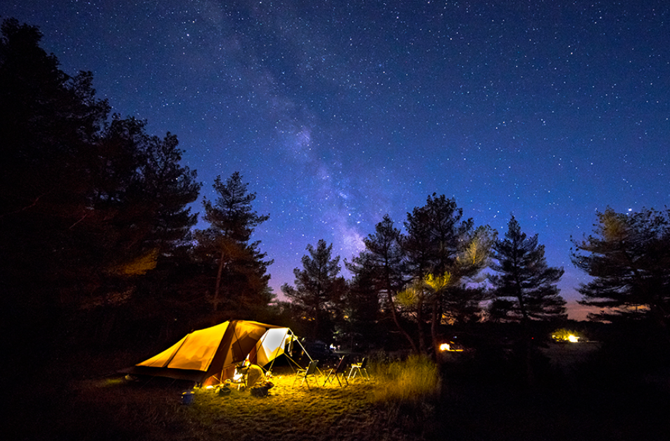 Liburan lebih lama dan camping di alam sepertinya jadi ide kumpul kesayangan yang oke punya (Rudmer &ndash; Shutterstock)