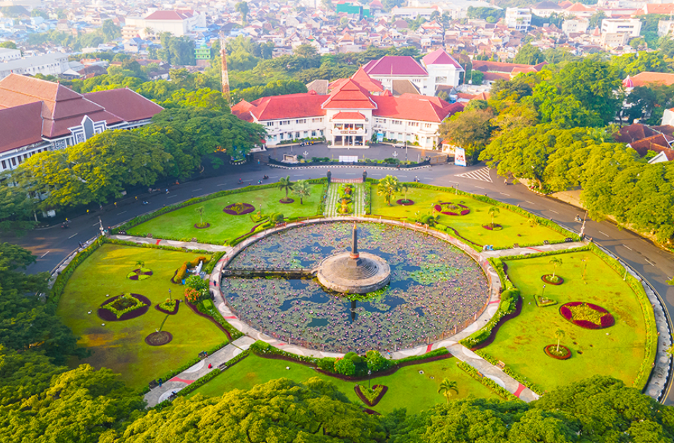 Alun Alun Tugu (Ffudhita &ndash; Shutterstock)