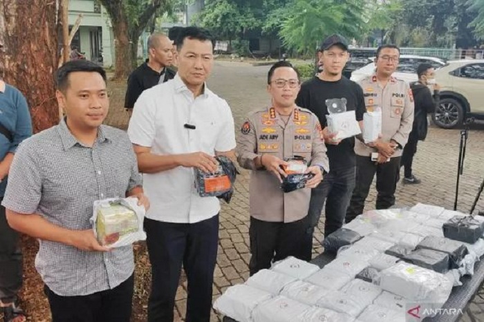 Direktorat Reserse Narkoba Polda Metro Jaya mengungkap kasus peredaran barkoba jenis sabu seberat 45 kilogram. (ANTARA/Ilham Kausar)