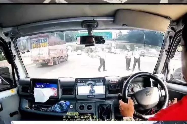 pungutan liar (pungli) oleh anggota Polisi Lalu Lintas (Polantas) kembali terjadi. Aksi tidak terpuji ini bahkan terekam melalui dashcam mobil. (IST)