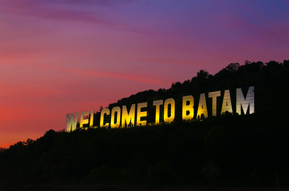 Bukit Welcome to Batam (Opang Sopanji &ndash; Shutterstock)