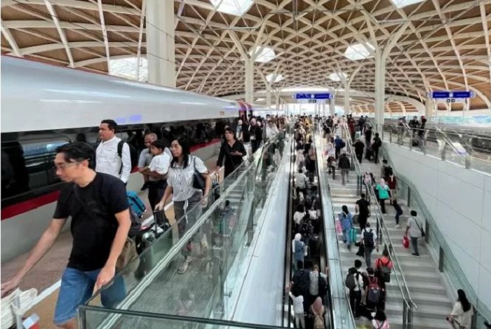 Penumpang Whoosh terus mengalami peningkatan selama musim liburan. (Istimewa)