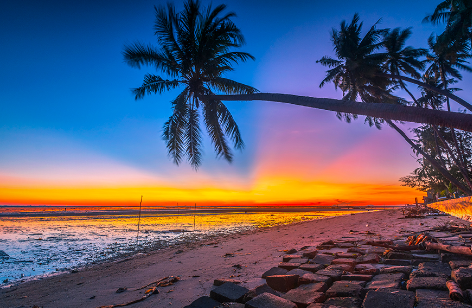 Pantai Nongsa dengan pesona sunsetnya (Edyvh &ndash; Shutterstock)
