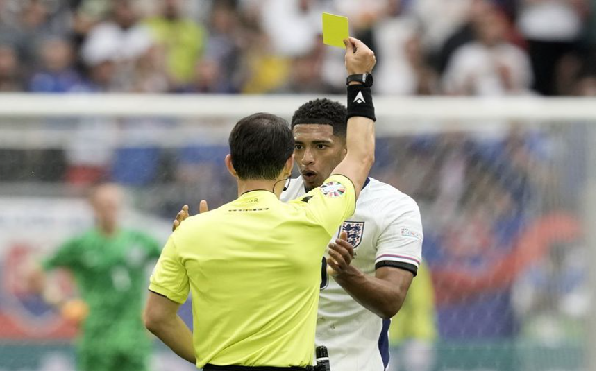 Jude Bellingham mendapat kartu kuning pada laga Euro 2024 (c) AP PhotoThanassis Stavrakis