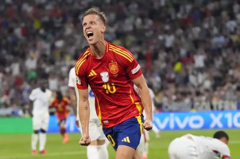 Pemain Spanyol Dani Olmo meluapkan kegembiraan setelah tendangannya tak sanggup ditahan bek Prancis Jules Kounde, sekaligus berbuah gol pada pertandingan semifinal Euro 2024 di Munich Jerman
