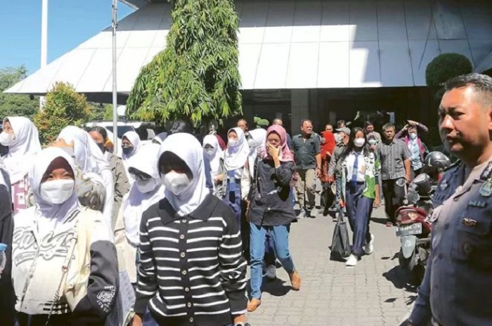 MENCARIKAN ANAK SEKOLAH: Puluhan wali murid SMP Negeri 1 Semarang bersama calon peserta didik menggeruduk kantor gubernur Jateng di Semarang kemarin (11/7). (NUR CHAMIM/JAWA POS RADAR SEMARANG)
