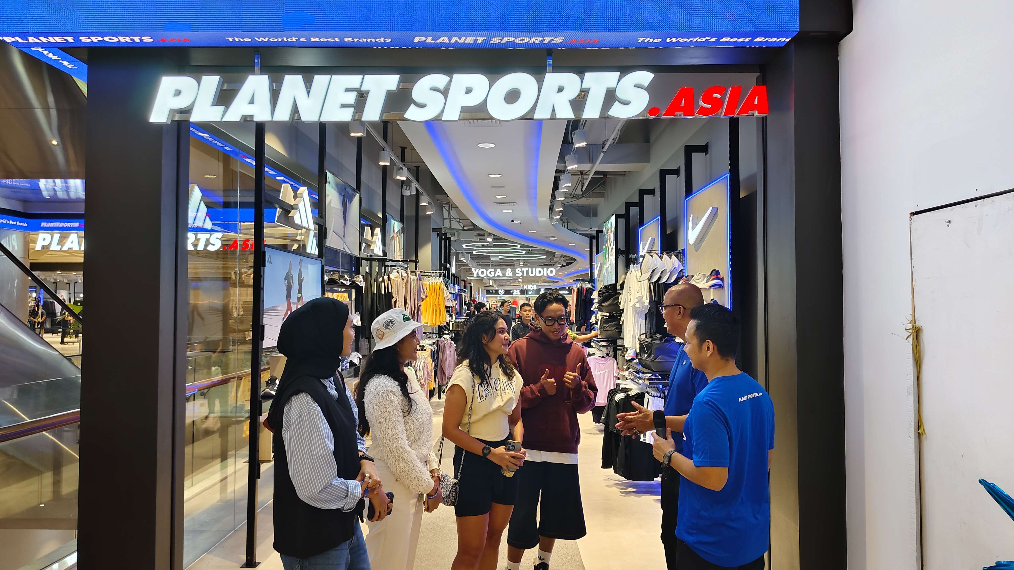 Panji Cakrasantana selaku General Manager Marketing MAP Active dan Ardi Chaniago selaku Senior General Manager Operations East Java MAP Active saat peresmian Planet Sports di Tunjungan Plaza 6