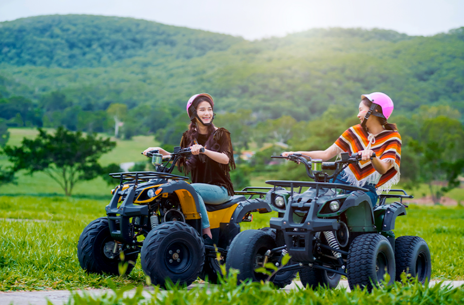 Keliling seru naik ATV bareng bestie (PK Studio &ndash; Shutterstock)