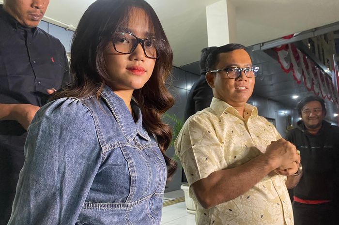 Fuji dan ayahnya, Faisal temui di Polres Jakarta Barat
