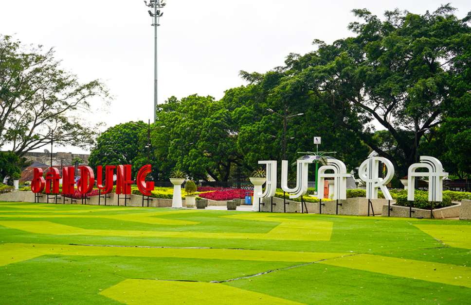 Alun-Alun Kota Bandung yang hijau dan kekinian (Farisfitrianto &ndash; Shutterstock)