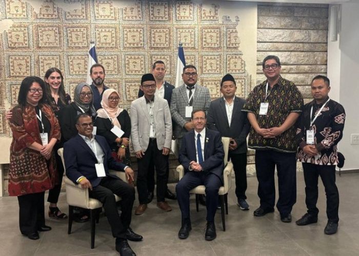 Tokoh Muda NU Berfoto Bersama Presiden Israel