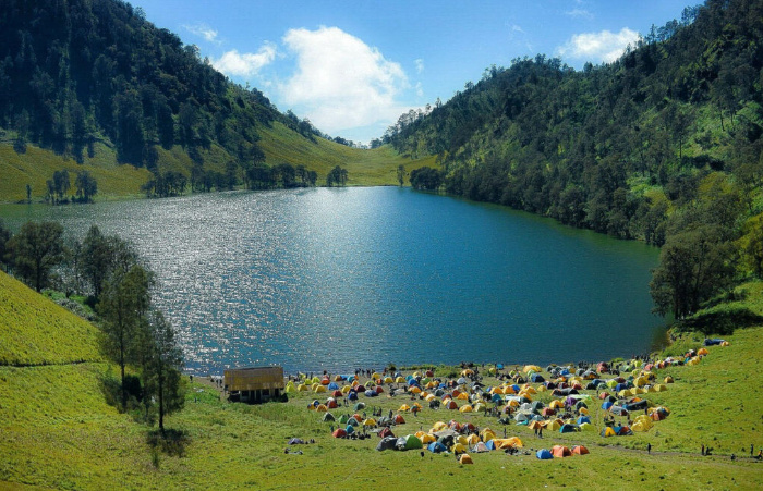 Keindahan Ranu Kombolo yang berada di balik Semeru. (Sumber: Travelspromo)