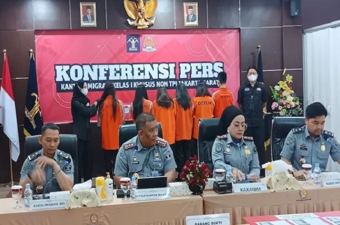 Imigrasi Jakarta Barat menggelar konferensi pers tentang praktik prostitusi online yang dilakukan WNA asal Vietnam dan Tiongkok. (Tazkia Royyan/JawaPos.com)
