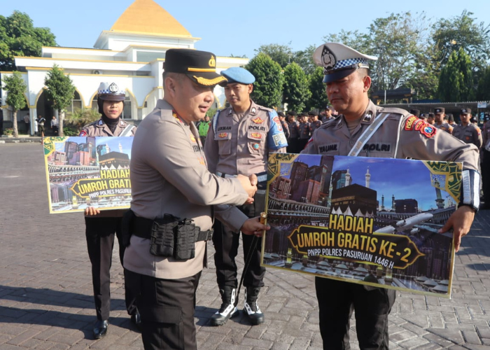 Foto penyerahan umroh gratis