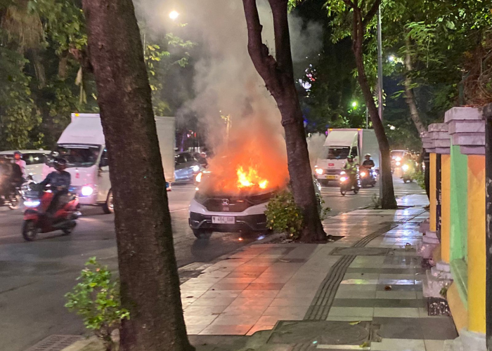Mobil Honda CRV Prestige N 464 YAO terbakar di Jalan Setail, Surabaya