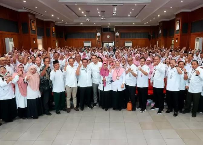 tunjangan profesi untuk kepala sekolah di seluruh Indonesia.
