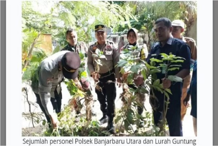 Sejumlah personel Polsek Banjarbaru Utara dan Lurah Guntung Paikat Muhammad Ariffin (kanan) memperlihatkan tanaman Kecubung yang dicabut dari sekitar rumah warga untuk dimusnahkan.