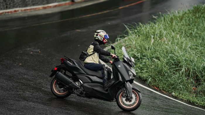Ilustrasi pengendara motor matic di turunan. Foto: Dok. Yamaha Indonesia Motor Manufacturing (YIMM)