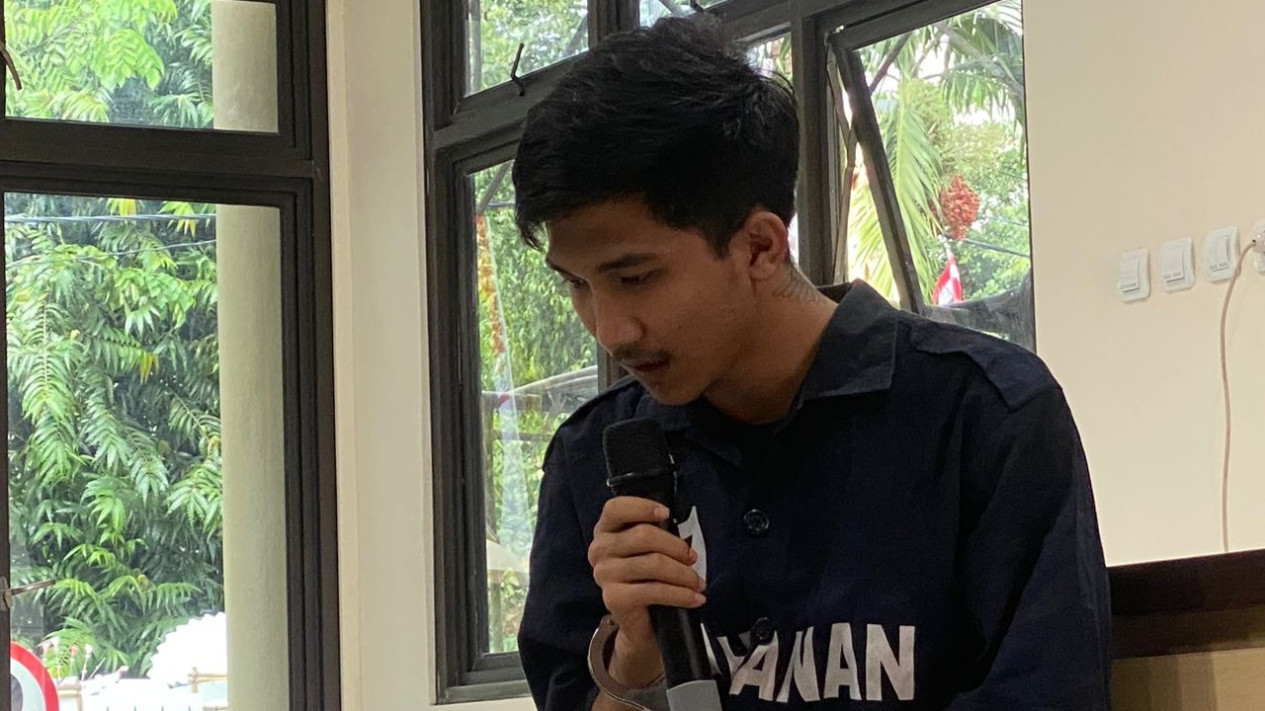 Muhammad Rafi, tersangka kasus penipuan modus menawarkan pekerjaan freelance saat diamankan polisi, Selasa (9/7/2024). (Sumber : Tim tvOne - Didiet Cordiaz)