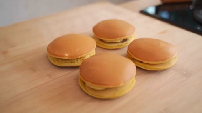 Dorayaki Pancake Isi Kacang Merah. (Tangkapan layar YouTube: Luvita Ho)