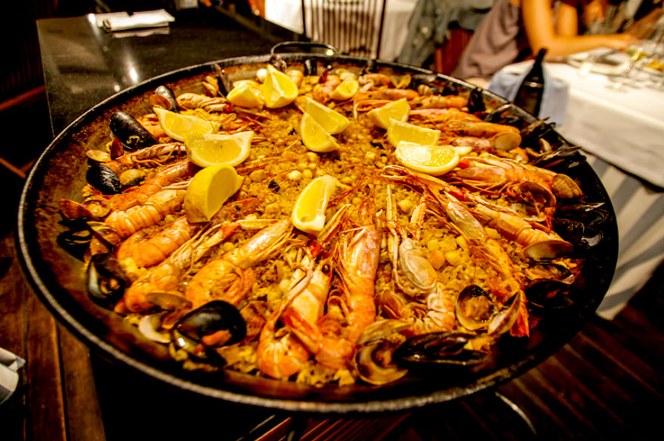 Paella, Hidangan Khas Spanyo (Gambar dari Ayotography &ndash; www.shutterstock.com)