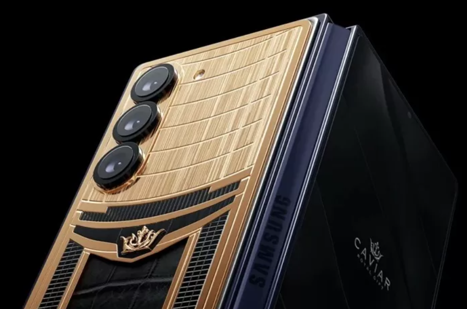 Smartphone lipat Samsung Galaxy Z Fold6 kena sentuhan Caviar. (Caviar)