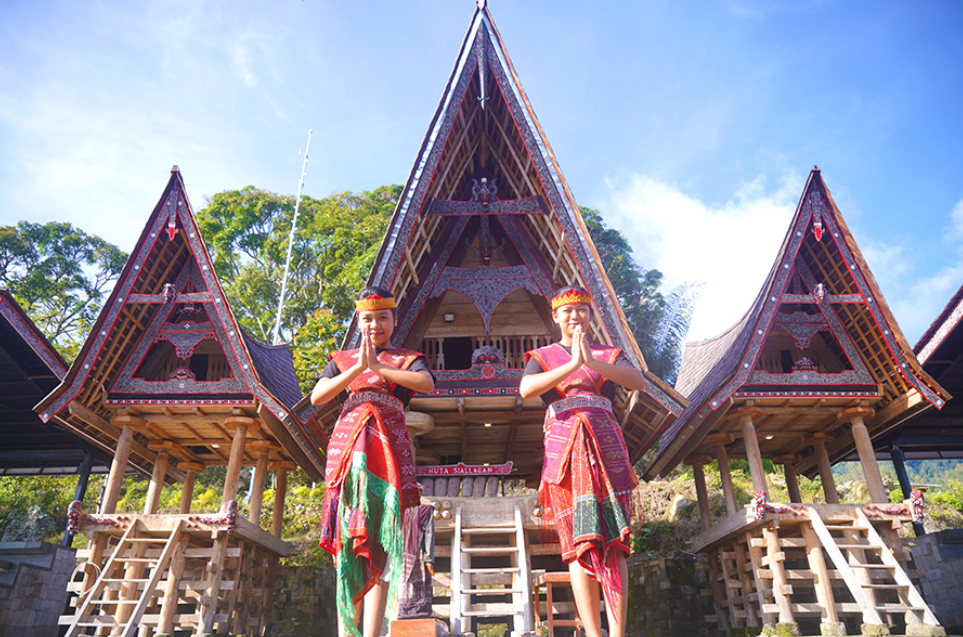 Rumah adat Batak yang unik dan Instagramable di Desa Huta Siallagan (Farly &ndash; Shutterstock)