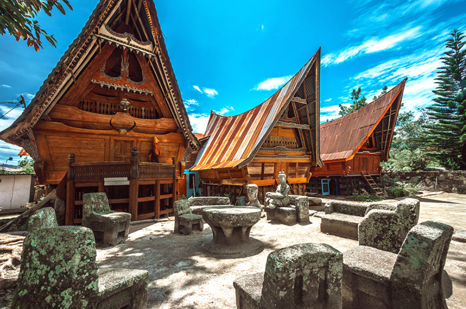 Rumah adat yang unik di Pulau Samosir (Akedesign &ndash; Shutterstock)