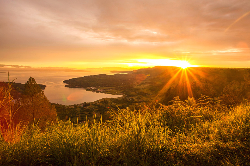 Suasana syahdu menikmati sunset yang memerah di atas bukit (Toba Tiva &ndash; Shutterstock)