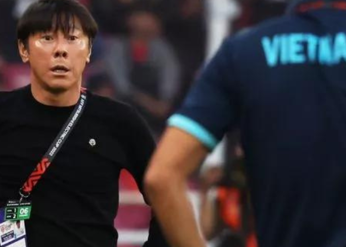 Pelatih Timnas Indonesia, Shin Tae-yong berhadap-hadapan dengan pelatih Vietnam, Park Hang-seo dalam pertandingan leg pertama semifinal Piala AFF 2022 di Stadion Utama Gelora Bung Karno (SUGBK)