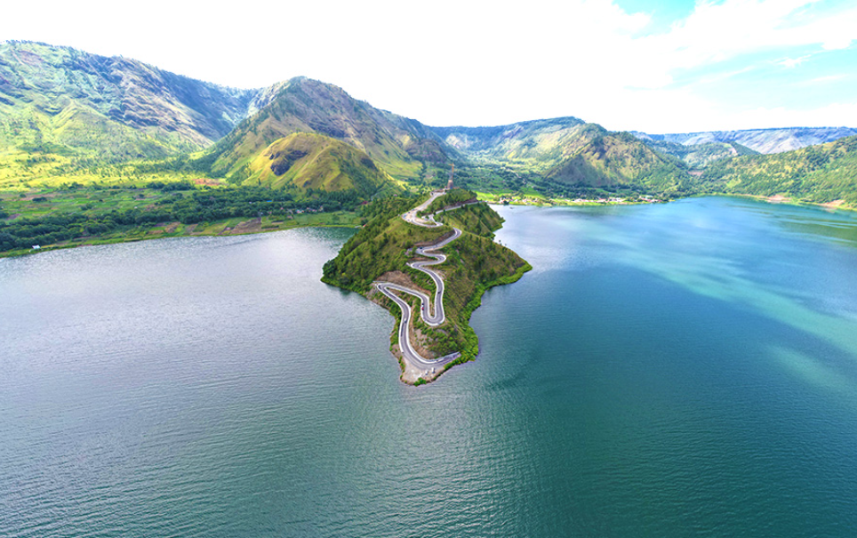 Bukit Sibea Bea dengan jalan berbelok-beloknya (Raditya &ndash; Shutterstock)