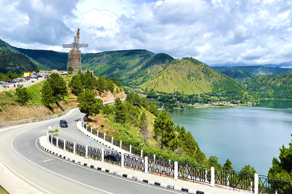 Bukit Sibea Bea dengan pesona Danau Toba di tepinya (Mely &ndash; Shutterstock)