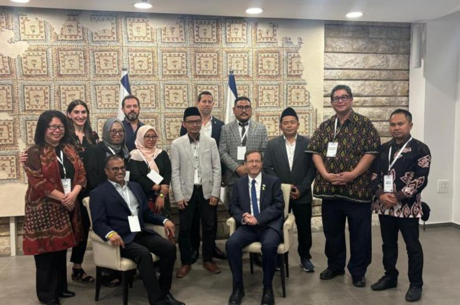 Lima aktivis Nahdlatul Ulama, Syukron Makmun, Zainul Maarif, Munawar Aziz, Nurul Bahrul Ulum dan Izza Annafisah Dania saat bertemu dengan Presiden Israel Isaac Herzog.(Dok Website NU Online)