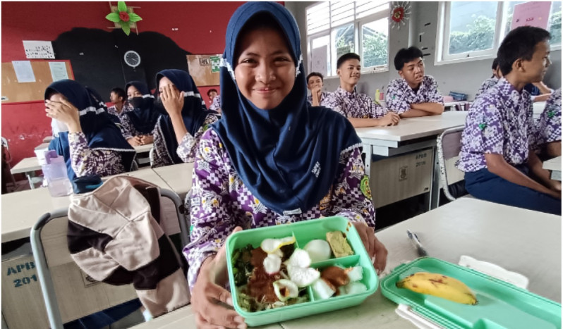 Siswa menunjukkan menu makan dalam simulasi makan siang gratis di SMP Negeri 2 Curug, Tangerang, Banten, Kamis (29/2/2024).(MI/Susanto)