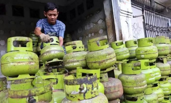 Ilustrasi - Pekerja menata tabung gas elpiji 3kg. (Foto: Bisnis - Eusebio Chrysnamurti)