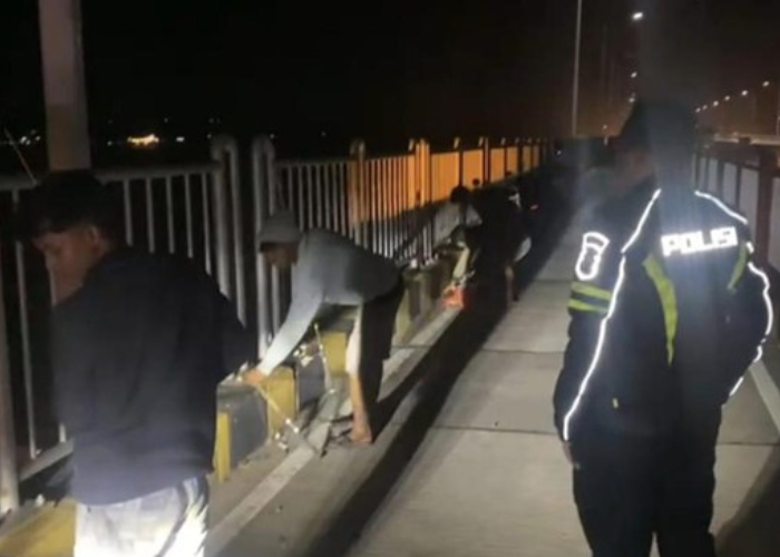 Mancing di sepanjang jembatan suramadu