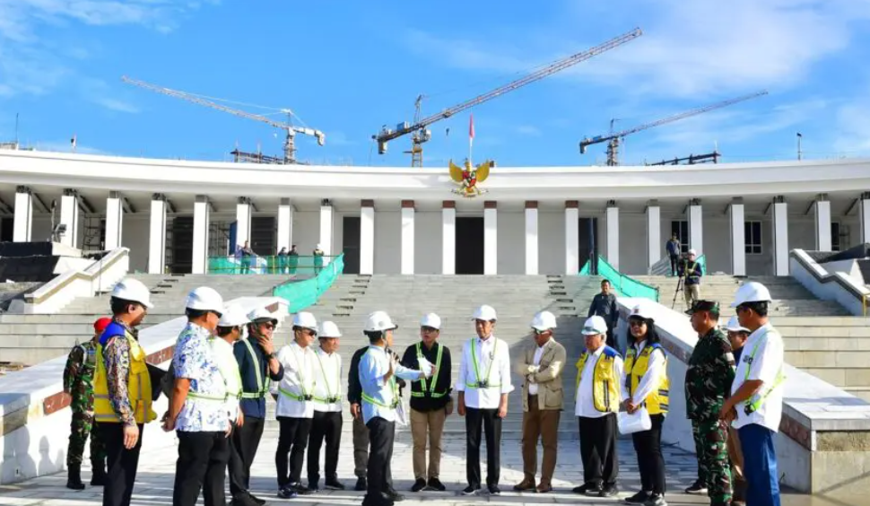 Joko Widodo Presiden meninjau kesiapan lapangan upacara untuk HUT ke-79 Kemerdekaan Republik Indonesia (RI) di IKN Nusantara pada Rabu (5/6/2024). Foto: BPMI Setpres