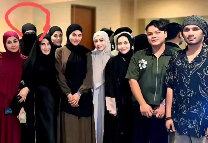 Wanda Hara (paling belakang) pakai cadar gabung dengan para artis perempuan berfoto bersama Ustaz Hanan Attaki. (Istimewa)
