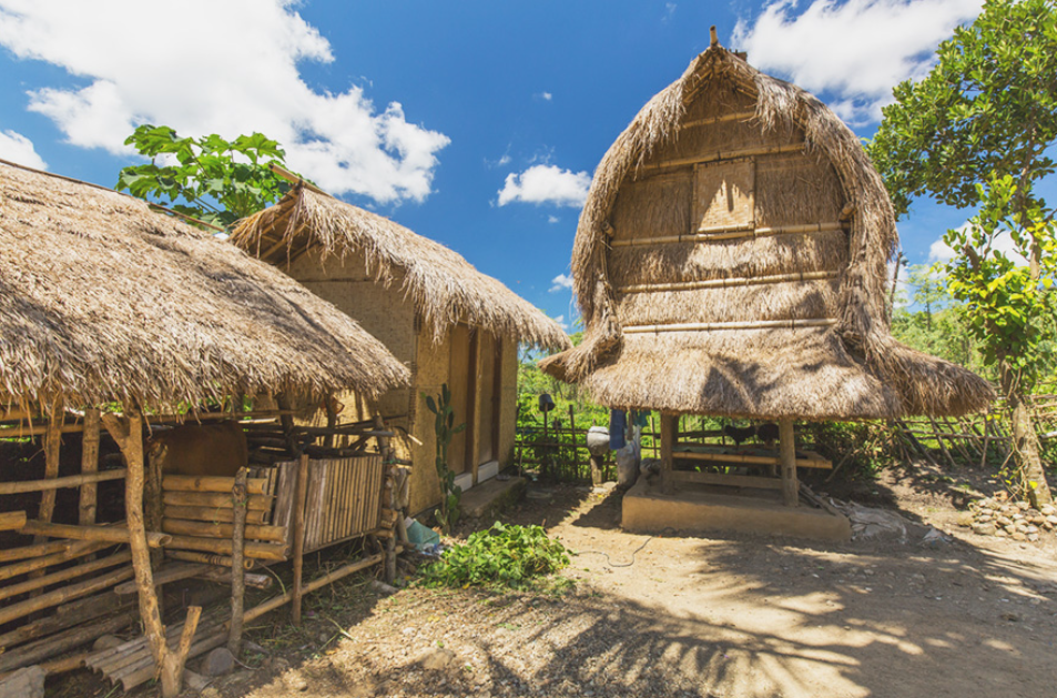 Bangunan Tradisional Tempat Penyimpanan Nasi di Desa Sade (Gambar dari Studio Pospichal &ndash; Shutterstock)