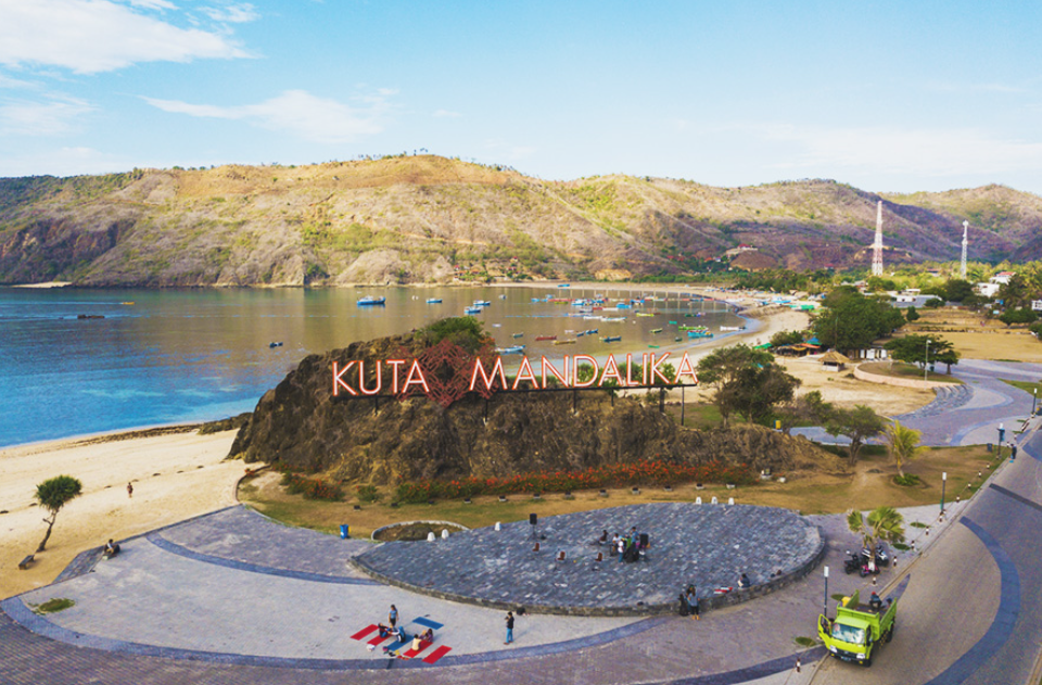 Pantai Kuta Mandalika (Gambar dari Hariadi Mahsyar &ndash; Shutterstock)