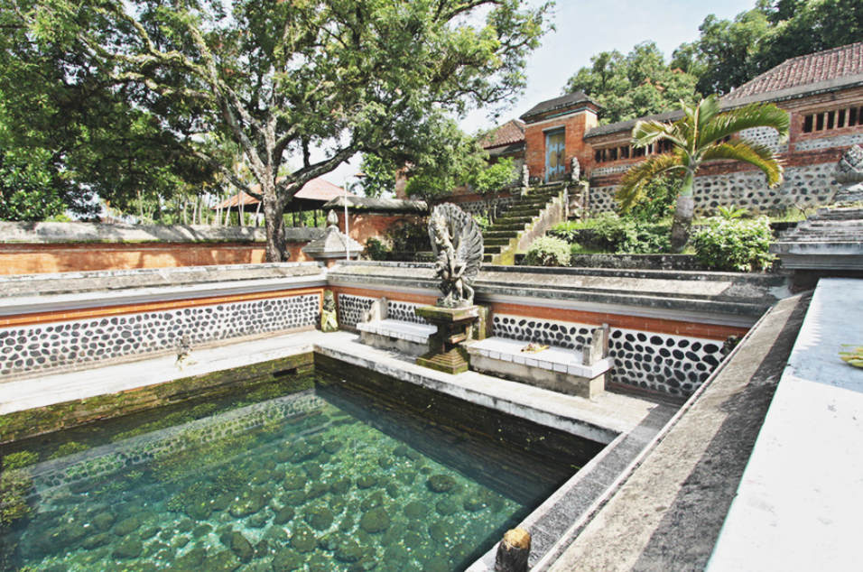 Pura Lingsar Lombok (Gambar dari Rostasedlacek&ndash; Shutterstock)