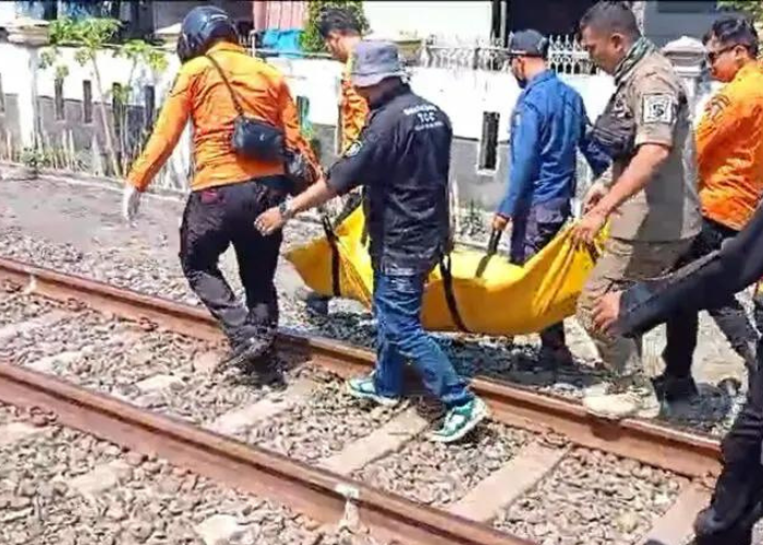 Tragis, Wanita Tertabrak Kereta Api Saat Teleponan di Rel Tambak Mayor Utara