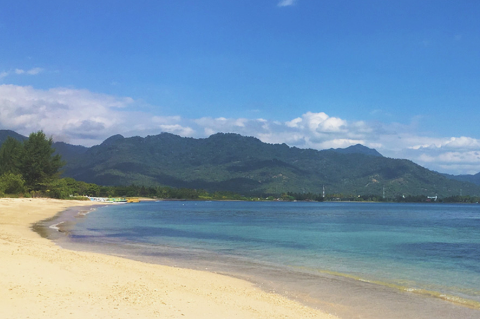 Pemandangan Pantai Sire! (Gambar dari Ervina Hasibuan &ndash; Shutterstock)