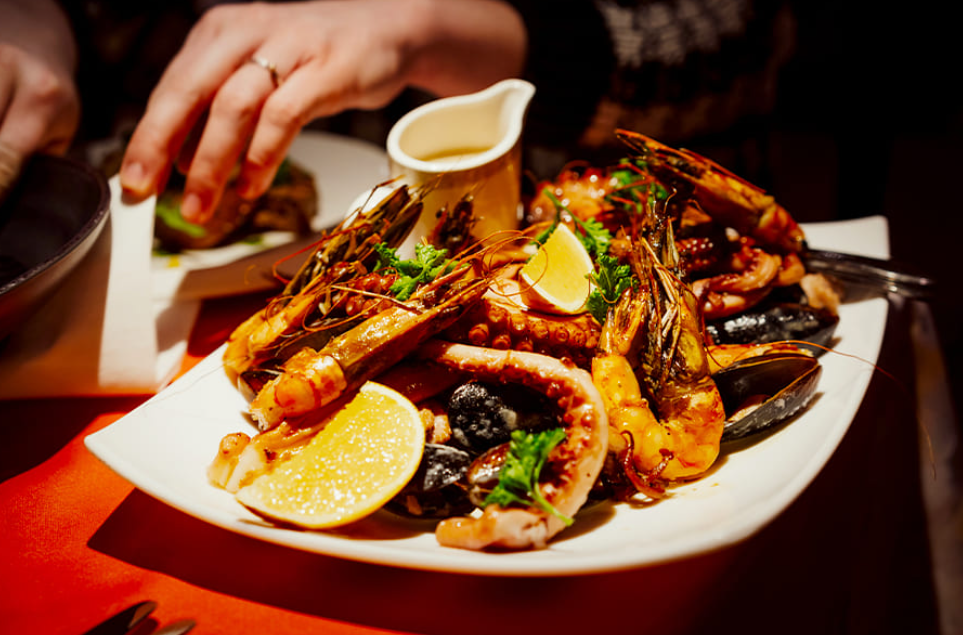 Berbagai Seafood dalam Hidangan Khas Portugal (Gambar dari RasaBasa &ndash; www.shutterstock.com)